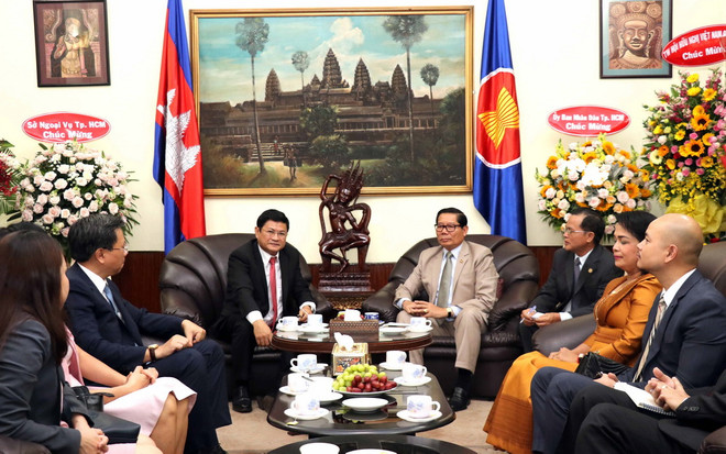 Lãnh đạo TP Hồ Chí Minh chúc mừng 65 năm Ngày Độc lập Campuchia ảnh 1