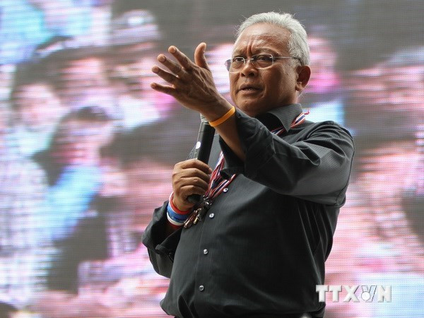 Thủ lĩnh biểu tình chống chính phủ Suthep Thaugsuban phát biểu trong một cuộc tuần hành tại thủ đô Bangkok. (Nguồn: THX/TTXVN) Thủ lĩnh biểu tình Thái Lan thề tiếp tục đấu tranh lật đổ chính phủ ảnh 1
