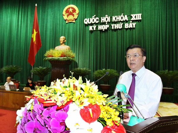 Bộ trưởng Bộ Tài chính Đinh Tiến Dũng, thừa ủy quyền của Thủ tướng Chính phủ, trình bày Tờ trình đề nghị Quốc hội phê chuẩn Quyết toán ngân sách Nhà nước năm 2012. (Ảnh: An Đăng/TTXVN) Đề nghị Quốc hội phê chuẩn quyết toán ngân sách năm 2012 ảnh 1