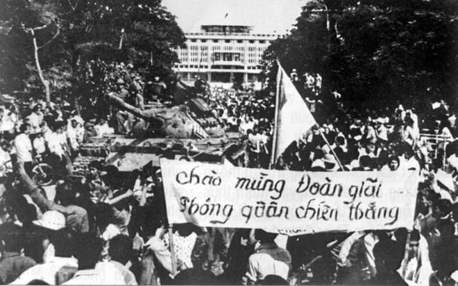 Nhân dân Sài Gòn đổ ra đường đón chào quân giải phóng chiếm phủ Tổng thống ngụy, trưa 30/4/1975. (Ảnh: Tư liệu/TTXVN phát) 'Hy sinh, mất mát rất lớn mới có thắng lợi mùa Xuân năm 1975' ảnh 3