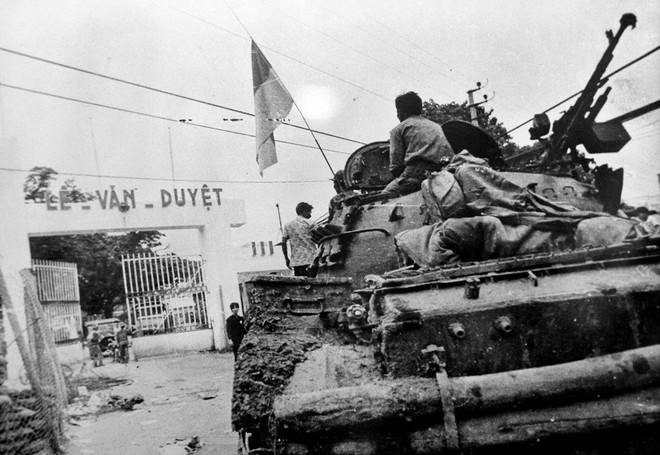 Xe tăng Trung đoàn 1, Sư đoàn 9 đánh chiếm trụ sở Biệt khu thủ đô Sài Gòn, sáng 30/4/1975. (Ảnh: Tư liệu/TTXVN) 'Hy sinh, mất mát rất lớn mới có thắng lợi mùa Xuân năm 1975' ảnh 1