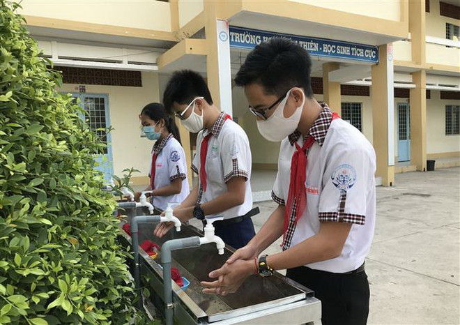 Học sinh rửa tay trước khi vào lớp học. (Ảnh minh họa. Nguồn: TTXVN) Ngày 4/5, học sinh cấp Trung học cơ sở trở lên ở Hà Nội đi học trở lại ảnh 1