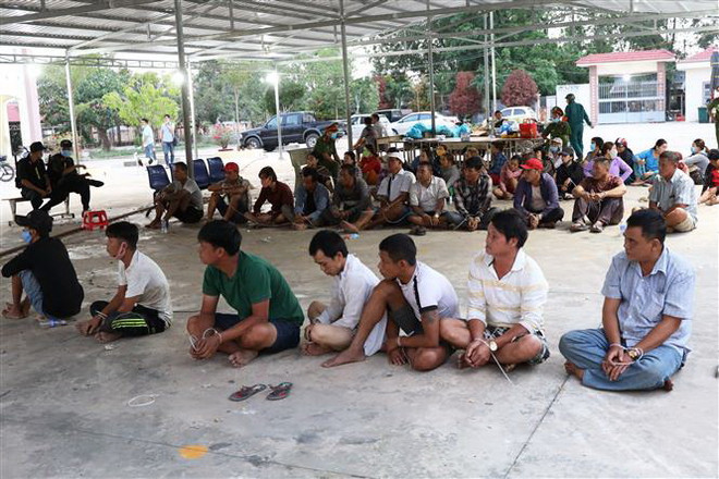Các đối tượng tham gia đánh bạc bị bắt quả tang. (Ảnh: Thanh Tân/TTXVN) Tây Ninh: Triệt xóa tụ điểm đánh bạc lớn ở khu vực biên giới ảnh 1