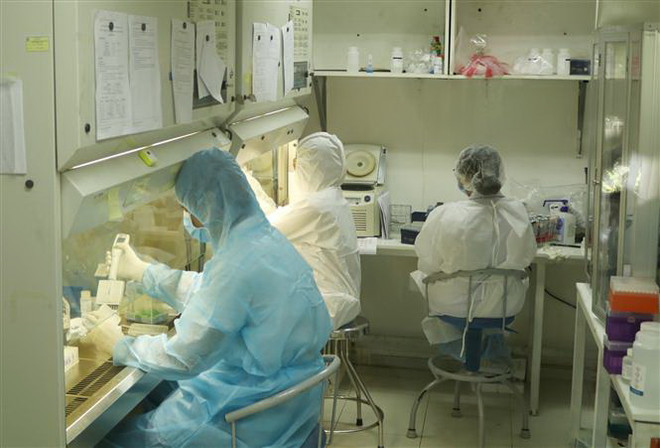 Xét nghiệm tìm virus SARS-CoV-2. (Ảnh: Đinh Hằng/TTXVN) Việt Nam bước sang ngày thứ 12 không có ca lây nhiễm trong cộng đồng ảnh 1