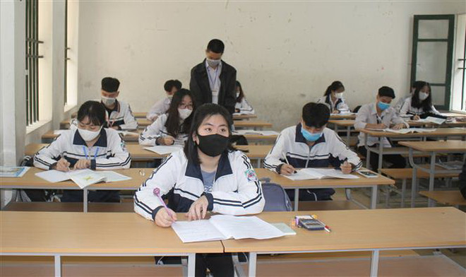 Học sinh Trường THPT Đinh Tiên Hoàng, thành phố Ninh Bình trong ngày đầu đi học trở lại. (Ảnh: Thùy Dung/TTXVN) Kỳ thi tốt nghiệp THPT: Giữ nguyên 3 đầu điểm đối với bài thi tổ hợp ảnh 2