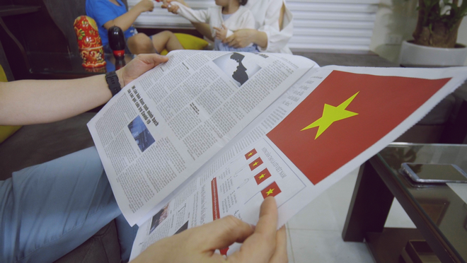 (Nguồn: Vietnam+) Lá cờ đặc biệt kỷ niệm 45 năm giải phóng miền Nam, thống nhất đất nước ảnh 2