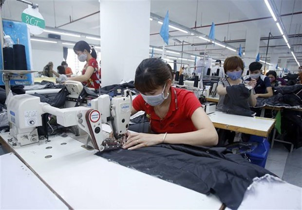 Công nhân dệt may. (Ảnh minh họa. Nguồn: TTXVN) Tăng cường hỗ trợ các doanh nghiệp bị ảnh hưởng bởi dịch COVID-19 ảnh 2