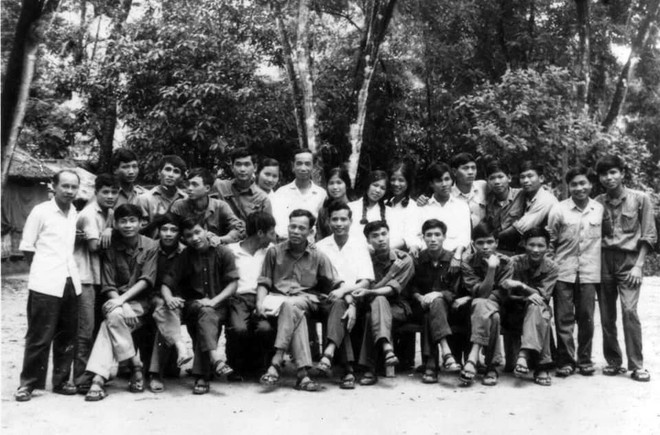 Các phóng viên Thông tấn xã Giải phóng tại căn cứ Trà Nô của Khu V, năm 1974. (Ảnh: Tư liệu TTXVN) Thông tấn xã Giải phóng Trung Trung Bộ: Nhịp cầu nối những niềm vui ảnh 2