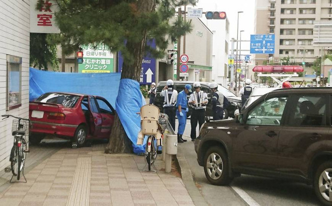 Cụ bà 90 tuổi lái xe đâm lên vỉa hè, 1 người đi bộ thiệt mạng ảnh 1