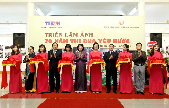 Khai mạc triển lãm ảnh '70 năm thi đua yêu nước.' (Nguồn: TTXVN) Truyền thông góp phần thúc đẩy phong trào thi đua yêu nước ảnh 2