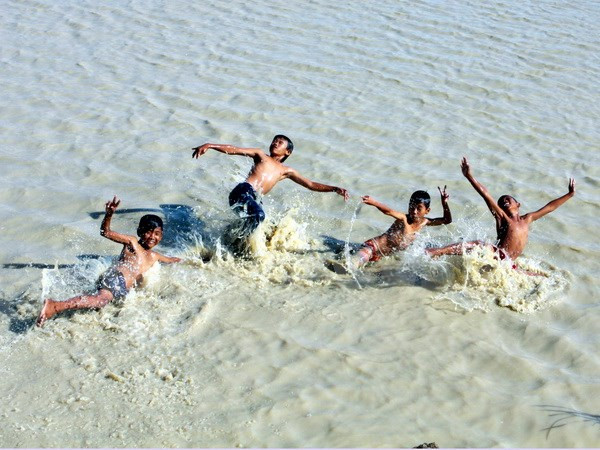 Học sinh lớp 8 bị đuối nước khi tắm sông, chưa tìm thấy thi thể ảnh 1