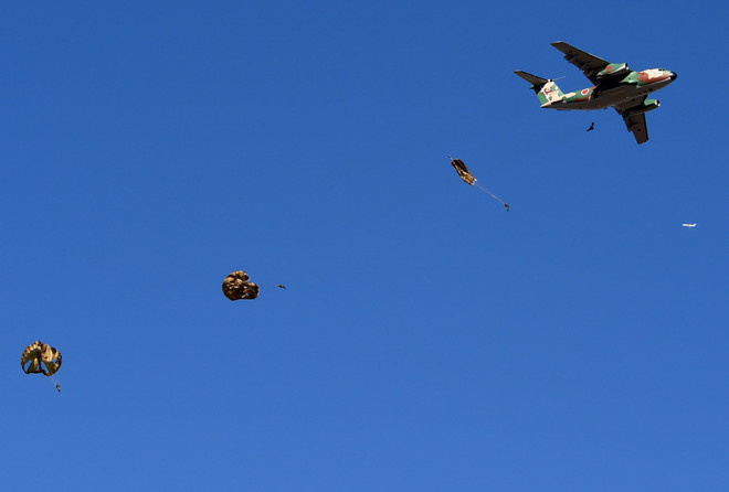 Lính dù tinh nhuệ Nhật Bản tập trận sau vụ Triều Tiên thử bom H ảnh 1