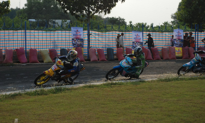 Nhiều màn rượt đuổi ngoạn mục tại giải đua xe môtô toàn quốc ảnh 1