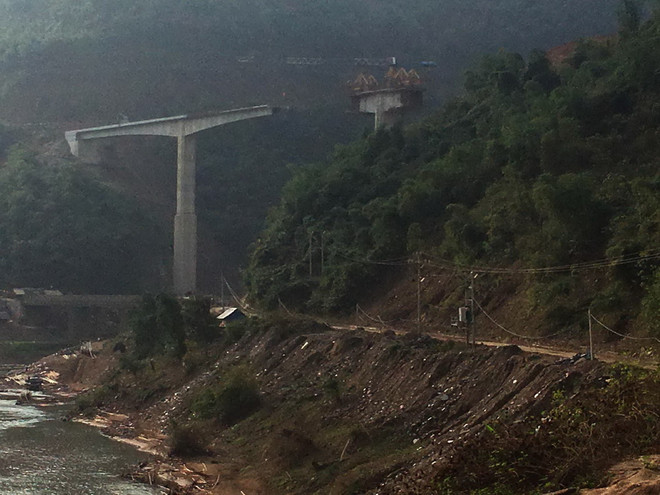 Vụ sập giàn giáo làm 4 người chết: Đình chỉ đơn vị thi công cầu ảnh 1