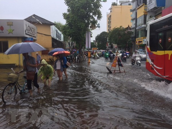 Mưa lớn cuối chiều, một số tuyến phố ở Hà Nội lại bị ngập ảnh 1