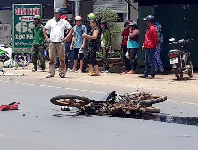 Xe máy va chạm với xe tải ngược chiều làm 2 người thương vong ảnh 1