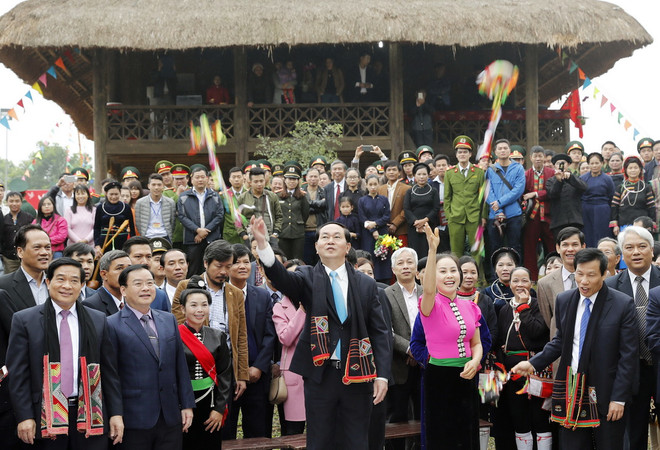 Chủ tịch nước tham gia vòng xòe đại đoàn kết và các trò chơi dân gian ảnh 2