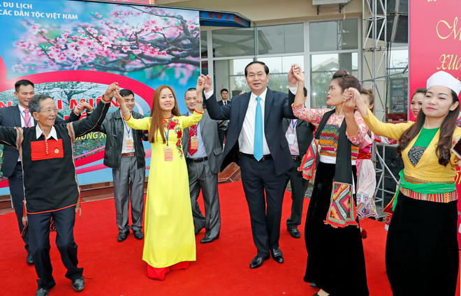 Chủ tịch nước tham gia vòng xòe đại đoàn kết và các trò chơi dân gian ảnh 1