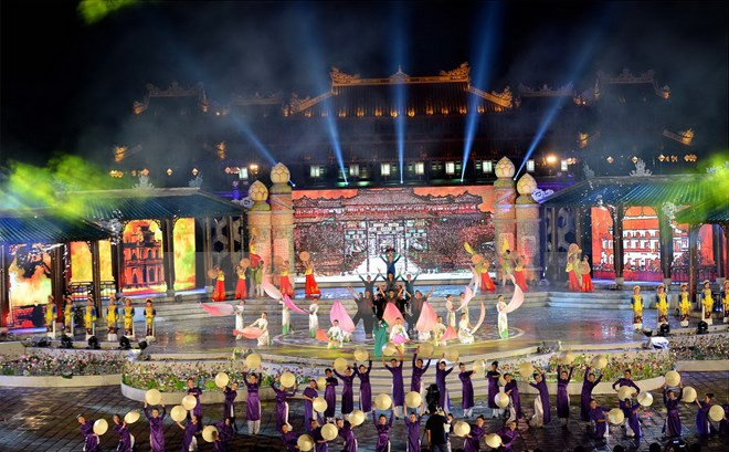 Biểu diễn nghệ thuật trong đêm khai mạc Festival Huế 2016. (Ảnh: Thanh Hà/TTXVN) Các sự kiện nổi bật của ngành du lịch trong năm 2016 ảnh 1