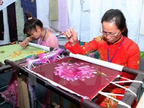 Trình diễn nghề thêu truyền thống tại Liên hoan du lịch Làng nghề truyền thống Hà Nội-Việt Nam 2016. (Ảnh: Thanh Tùng/TTXVN) Các sự kiện nổi bật của ngành du lịch trong năm 2016 ảnh 6