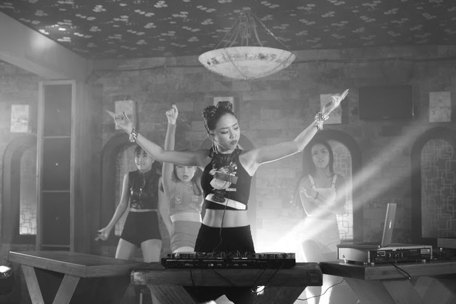 Nghệ sỹ Hoài Linh “chất lừ” trên môtô phân khối lớn trong phim mới ảnh 2