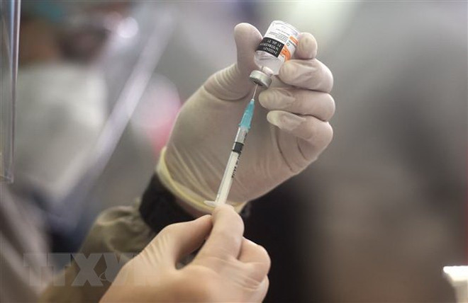 Nhân viên y tế chuẩn bị tiêm vaccine ngừa COVID-19 cho người dân tại Jakarta, Indonesia. (Ảnh: THX/TTXVN) ASEAN và Liên minh châu Âu đối thoại về vaccine ngừa COVID-19 ảnh 1
