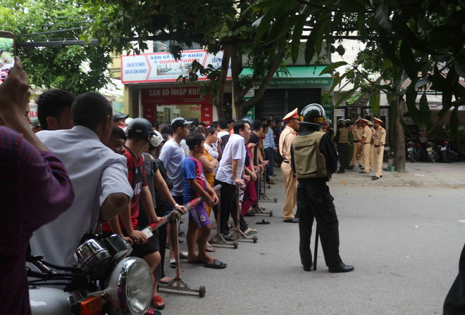 Phong tỏa hiện trường, vây bắt kẻ mang "hàng nóng" cố thủ trong nhà ảnh 1