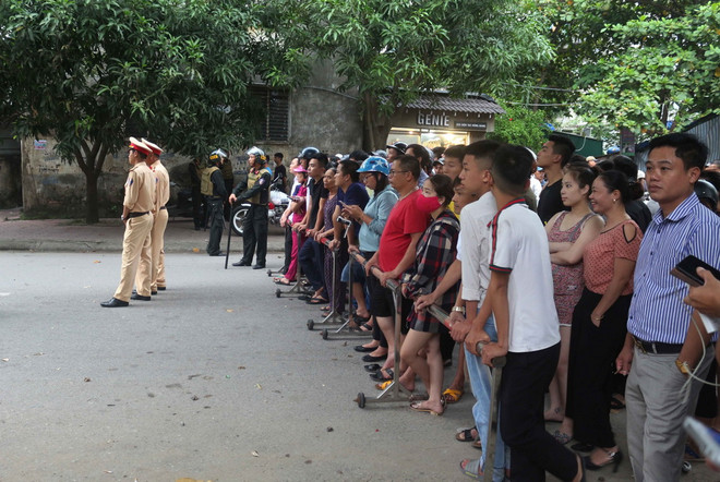 Phong tỏa hiện trường, vây bắt kẻ mang "hàng nóng" cố thủ trong nhà ảnh 3