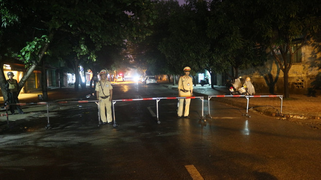 Phong tỏa hiện trường, vây bắt kẻ mang "hàng nóng" cố thủ trong nhà ảnh 4