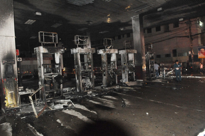 Cây xăng cháy lớn, bốc khói đen kịt, người dân hoảng sợ bỏ chạy ảnh 2