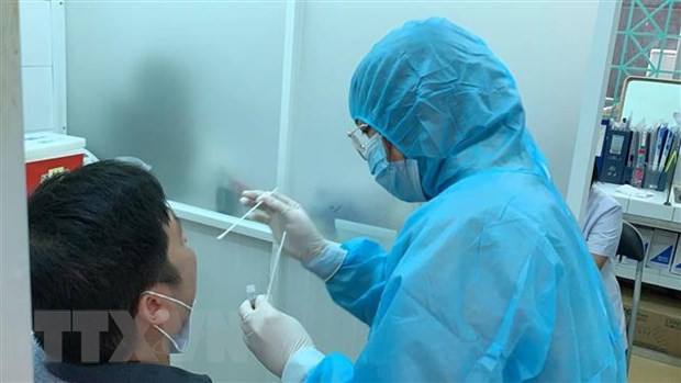 Nhân viên y tế lấy mẫu xét nghiệm. (Ảnh: Đinh Hằng/TTXVN) Trang tin Australia: Việt Nam đang nỗ lực ứng phó với COVID-19 ảnh 1