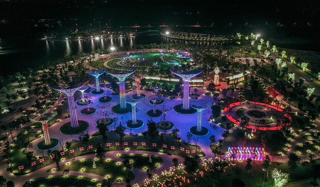 Toạ lạc tại vị trí tâm điểm thành phố Thủ Đức, Vinhomes Grand Park là Trung tâm phát triển kinh tế, thương mại và giải trí sầm uất bậc nhất TP. HCM nhờ hạ tầng tiện ích, giao thông đồng bộ được đầu tư, phát triển mạnh mẽ. Cơ hội vàng mua nhà Vinhomes với 3 đặc quyền siêu ưu đãi ảnh 3
