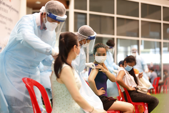 Nhân viên y tế tiêm vaccine ngừa COVID-19 cho người dân tại Phnom Penh, Campuchia ngày 12/5/2021. (Ảnh: THX/TTXVN) Số ca mới trong ngày ở Campuchia giảm 5 ngày liên tiếp ảnh 1