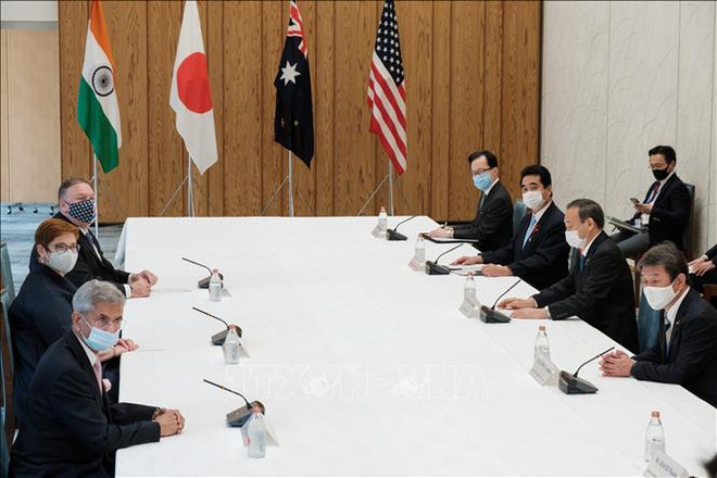 Toàn cảnh Hội nghị Ngoại trưởng nhóm Bộ Tứ Kim cương tại ở Tokyo ngày 6/10/2020. (Ảnh tư liệu: AFP/TTXVN) Mỹ cân nhắc tổ chức hội nghị thượng đỉnh trực tiếp của nhóm "Bộ Tứ" ảnh 1