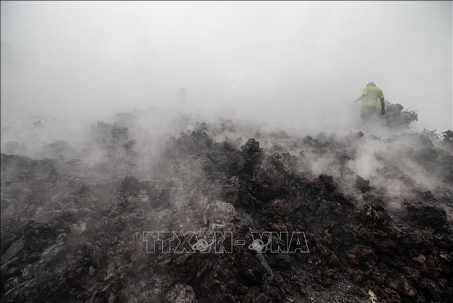 Dung nham phun trào từ núi lửa Nyiragongo tràn xuống khu dân cư tại thành phố Goma, CHDC Congo, ngày 23/5/2021. (Ảnh: AFP/TTXVN) CHDC Congo sơ tán hàng chục nghìn người do lo ngại núi lửa phun trào ảnh 1