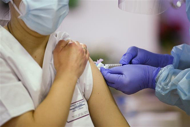 Anh đẩy nhanh việc tiêm chủng tại khu vực có biến thể ở Ấn Độ ảnh 1