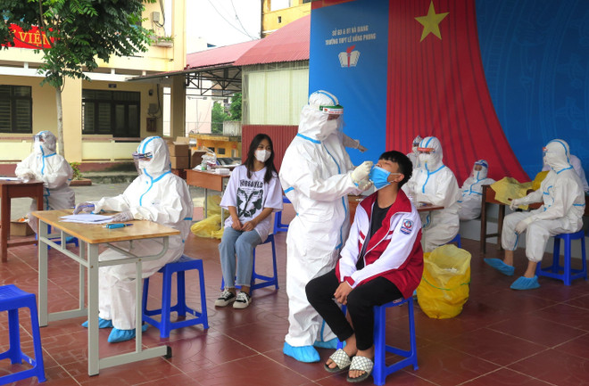 Lực lượng y tế thực hiện lấy mẫu xét nghiệm test nhanh học sinh Trường THPT Lê Hồng Phong (thành phố Hà Giang). (Ảnh: Minh Tâm/TTXVN) Dỡ bỏ phong tỏa toàn bộ phường Ngọc Hà ở thành phố Hà Giang ảnh 1