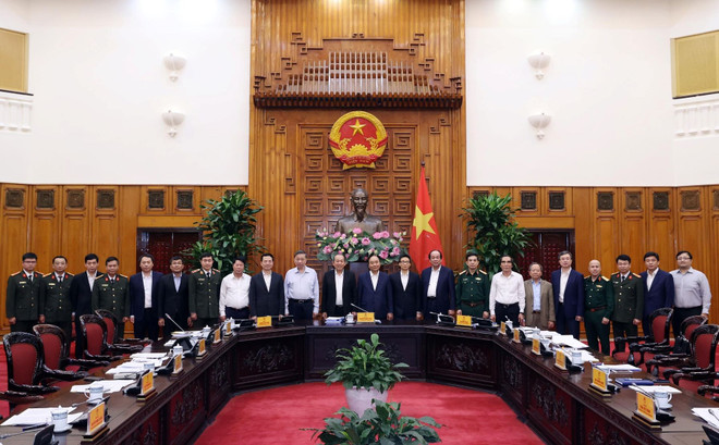 Thủ tướng Nguyễn Xuân Phúc, Trưởng Ban chỉ đạo và các thành viên Ban Chỉ đạo An toàn, An ninh mạng Quốc gia ra mắt tại phiên họp thứ nhất. (Ảnh: Thống Nhất/TTXVN) Thủ tướng chủ trì phiên họp của Ban Chỉ đạo An ninh mạng quốc gia ảnh 1