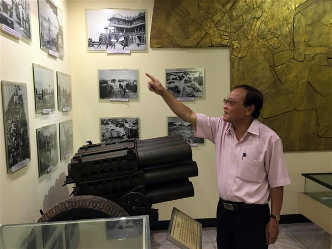 Ông Nguyễn Huy Ngọc tham quan gian trưng bày những hình ảnh về chiến dịch giải phóng Thừa Thiên-Huế 1975 tại Bảo tàng Lịch sử tỉnh Thừa Thiên-Huế. (Ảnh: Đỗ Trưởng/TTXVN) 45 năm giải phóng Thừa Thiên-Huế: Khúc ca khải hoàn trên đất Cố đô ảnh 1