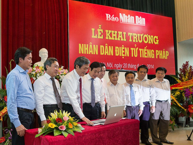 Ông Đinh Thế Huynh, Ủy viên Bộ Chính trị, Bí thư Trung ương, Trưởng ban Ban Tuyên Giáo Trung ương Đảng Cộng sản Việt Nam bấm bút khai trương. (Ảnh:PV) Chính thức khai trương Báo Nhân Dân điện tử tiếng Pháp ảnh 1