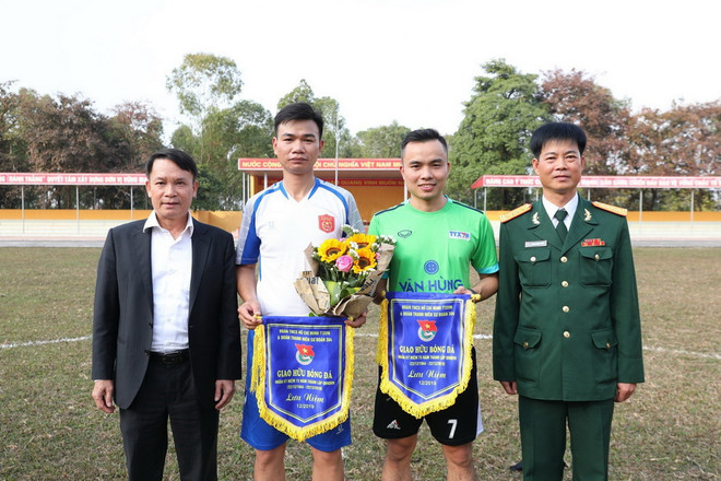 Lãnh đạo 2 đơn vị tăng cờ lưu niệm tại giao lưu bóng đá. (Ảnh: Thành Đạt/TTXVN) Tăng cường mối quan hệ kết nghĩa giữa TTXVN và Sư đoàn 304 ảnh 2