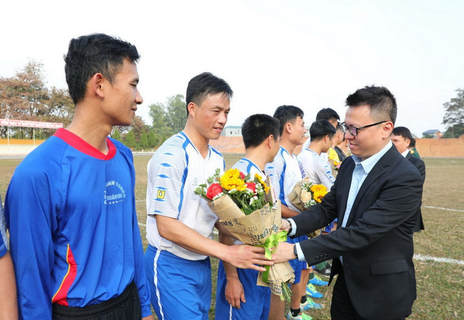 Phó Tổng Giám đốc TTXVN Lê Quốc Minh tặng hoa cho các cầu thủ của đội bóng Sư đoàn 304. (Ảnh: Thành Đạt/TTXVN) Tăng cường mối quan hệ kết nghĩa giữa TTXVN và Sư đoàn 304 ảnh 3