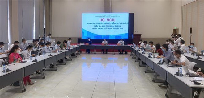 Ban chỉ đạo phòng, chống dịch COVID-19 tỉnh Bình Dương công bố thực hiện 3 giai đoạn trở về trạng thái bình thường mới. (Ảnh: Chí Tưởng/TTXVN) Bình Dương đã qua giai đoạn khó khăn nhất về phòng, chống COVID-19 ảnh 1