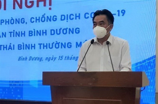 Phó Chủ tịch UBND tỉnh Bình Dương cho biết thực hiện 3 giai đoạn sau khi trở về trạng thái 'bình thường mới. (Ảnh: Chí Tưởng/TTXVN) Bình Dương đã qua giai đoạn khó khăn nhất về phòng, chống COVID-19 ảnh 3