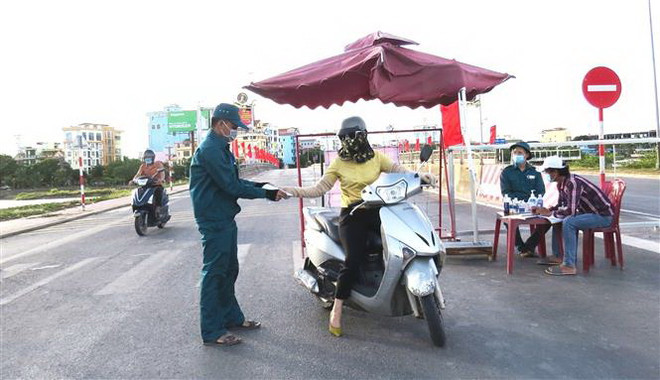 Một chốt kiểm soát phòng chống dịch tại Quảng Bình. (Nguồn: TTXVN) Số ca mắc mới giảm, Quảng Bình chuyển trạng thái giãn cách xã hội ảnh 1