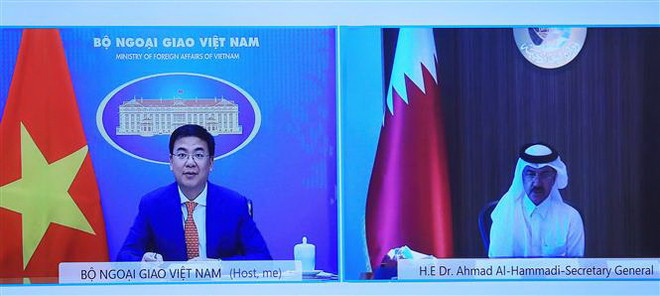 Thứ trưởng Ngoại giao Phạm Quang Hiệu hội đàm trực tuyến với Tổng Thư ký Bộ Ngoại giao Qatar Ahmad Hassen Al-Hammadi. (Ảnh: Lâm Khánh/TTXVN) Việt Nam-Qatar tăng cường hợp tác về phòng, chống dịch COVID-19 ảnh 2