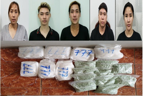 Các đối tượng và tang vật bị thu giữ. (Nguồn: Báo Biên phòng) Truy tố nhóm đối tượng vận chuyển 34kg ma túy từ Campuchia về TP.HCM ảnh 1