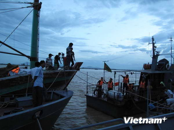 Tàu Quảng Bình bị nạn trên biển đang được lai dắt về đất liền ảnh 1