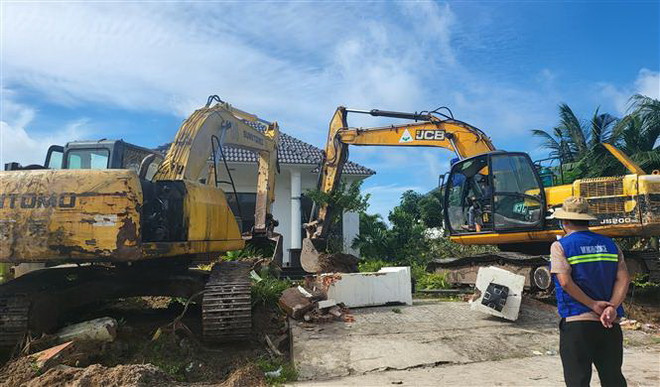 Cưỡng chế 14 trường hợp vi phạm về đất đai trên đảo Phú Quốc ảnh 1