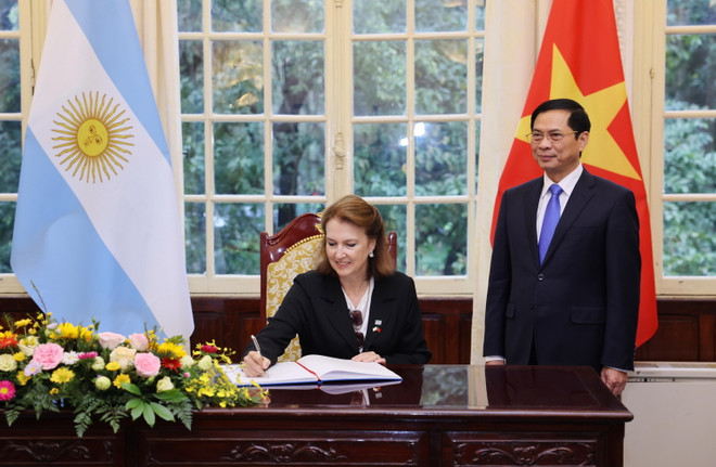 Bộ trưởng Ngoại giao, Ngoại thương và Tôn giáo Argentina Diana Elena Mondino ghi lưu bút. (Ảnh: Lâm Khánh/TTXVN) ttxvn_vietnam_Argentina 3.jpg